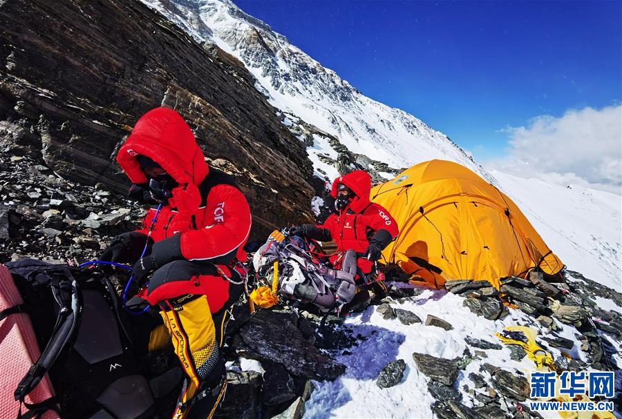（新华视界）（2）2020珠峰高程测量登山队向海拔8300米进发