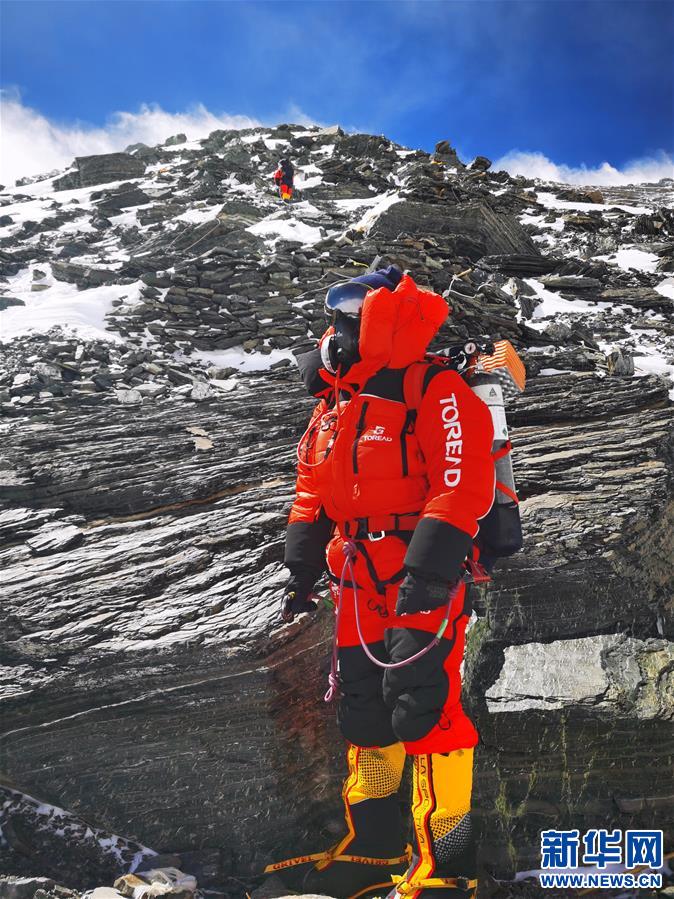 （新华视界）（4）2020珠峰高程测量登山队向海拔8300米进发