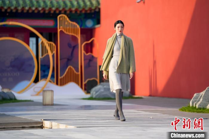 近40套藏式针织系列时装亮相2022北京时装周。　北京时装周供图
